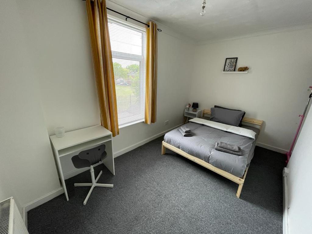 Cheerful 2 Bedroom House Hindley Exteriör bild